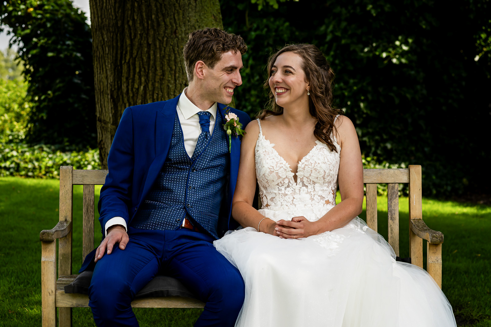 Bruid en bruidegom tijdens hun romantische trouwceremonie bij Kasteel Maurick in Vught.