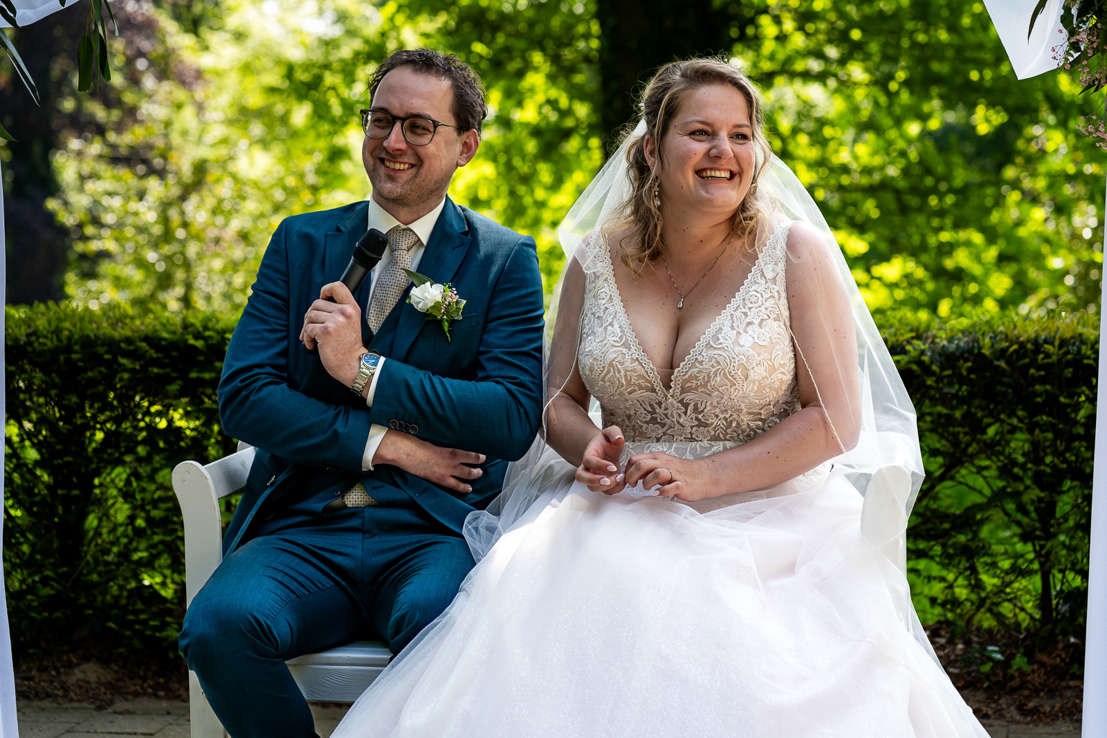 Bruid en bruidegom tijdens hun romantische trouwceremonie bij Villa Sonsbeek in Arnhem op een zonnige juli-bruiloft.