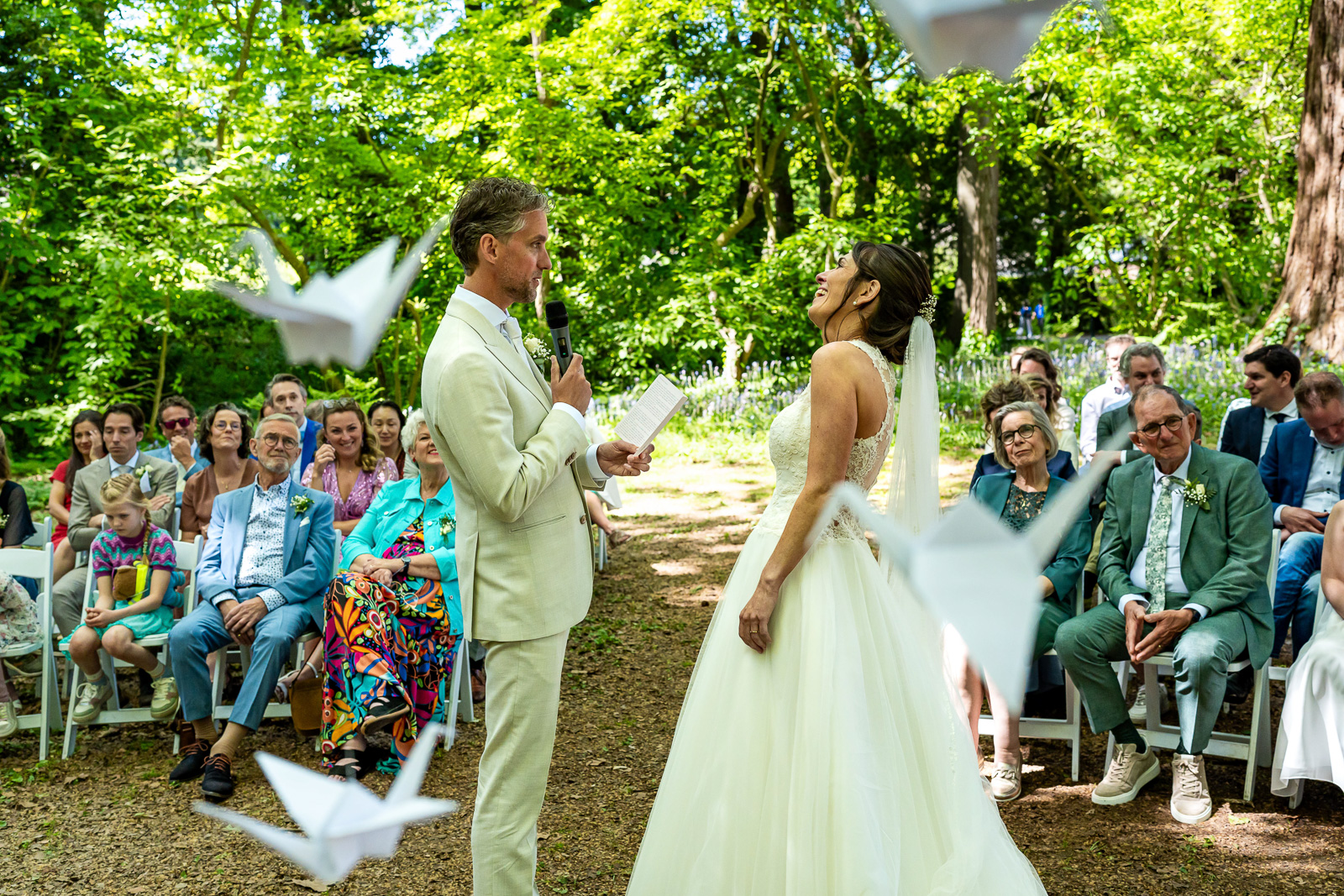 Bruid en bruidegom lezen hun geloften voor tijdens een romantische trouwceremonie bij Kasteelhoeve in Geldrop.