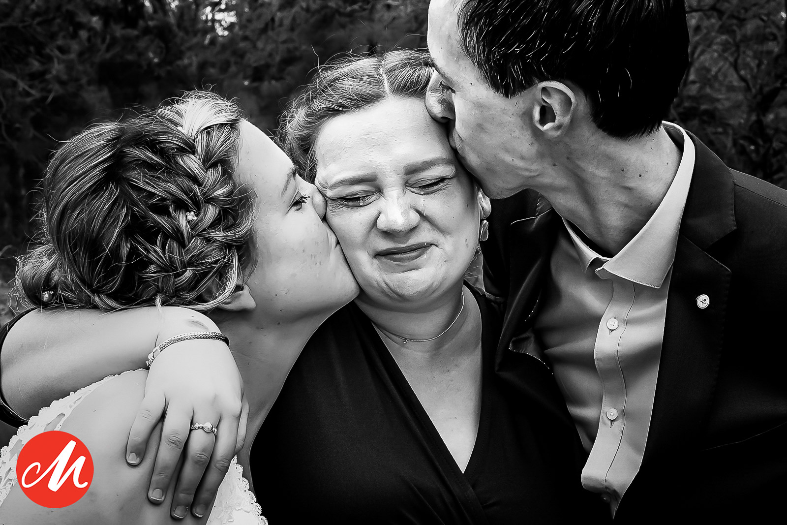 Award-winnende trouwfoto van bruidspaar met beste vriendin, zichtbaar emotioneel door het moment, bekroond met een Masters of Wedding Photography award.