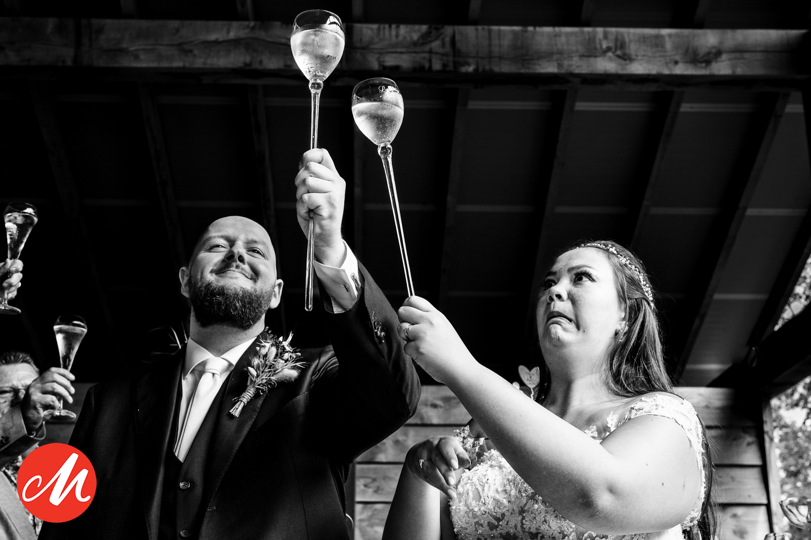 Bruid en bruidegom proosten tijdens hun bruiloft bij Brabants Land in Giessen; deze bekroonde foto won een Masters of Wedding Photography Award.